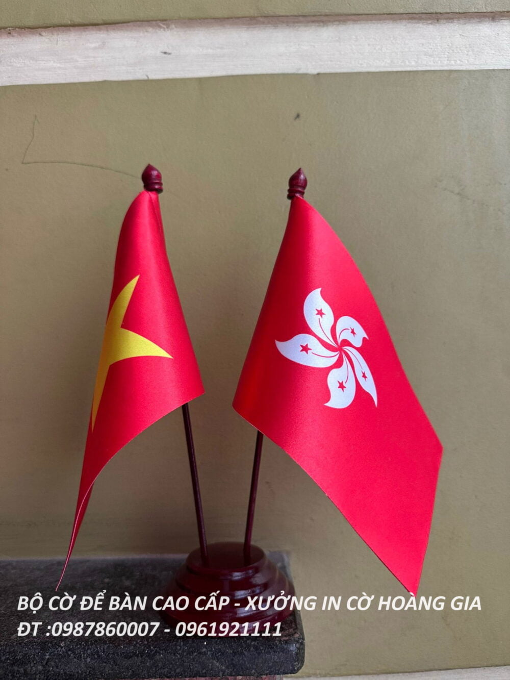 Cờ để bàn ký kết