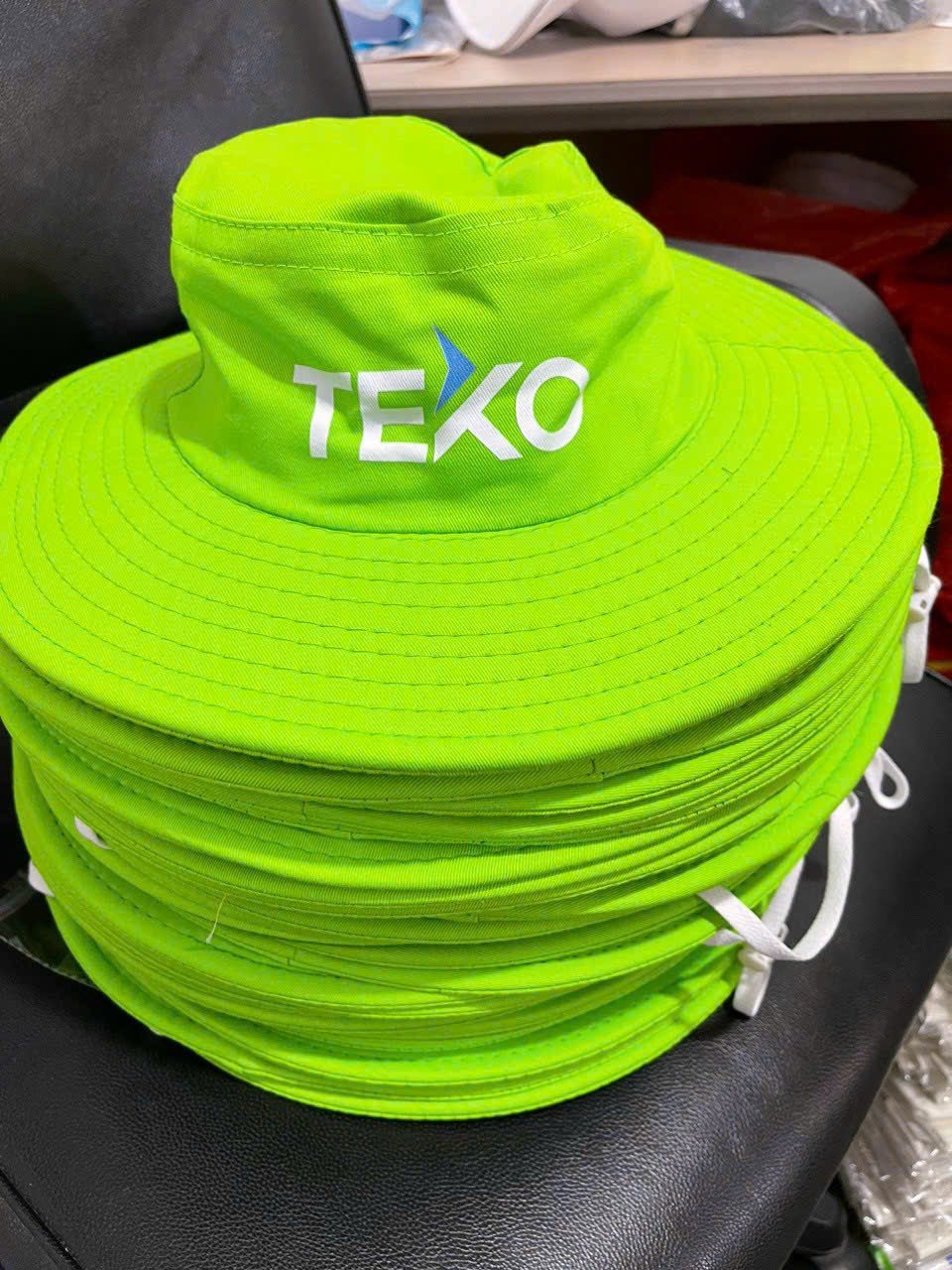 In mũ đồng phục