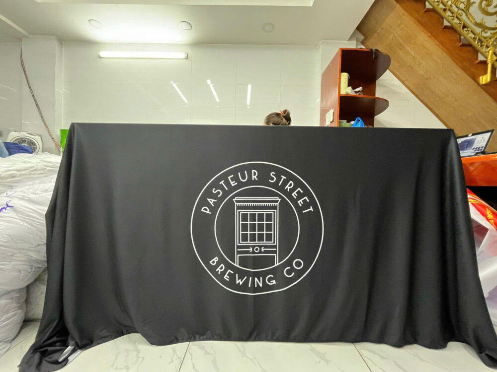 In khăn trải bàn giá rẻ